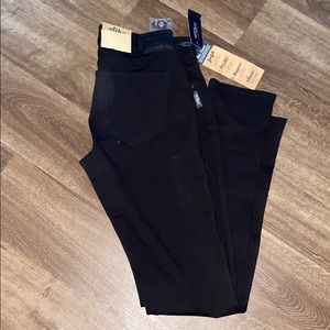 NWT SILVER BLACK SKINNY JEANS